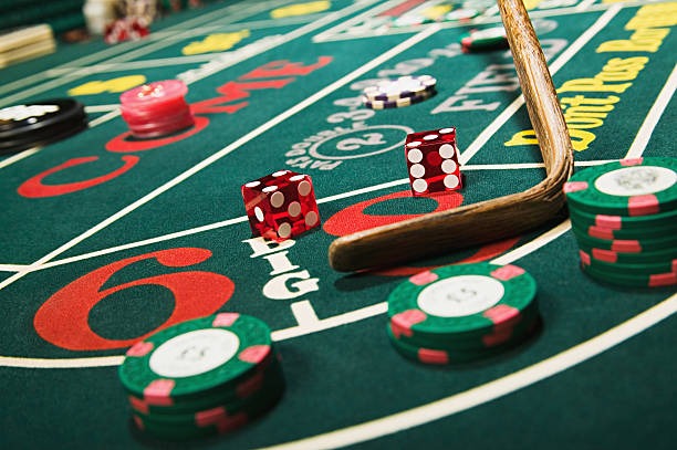 Live dealer spinning the wheel during ajo89 slot session
